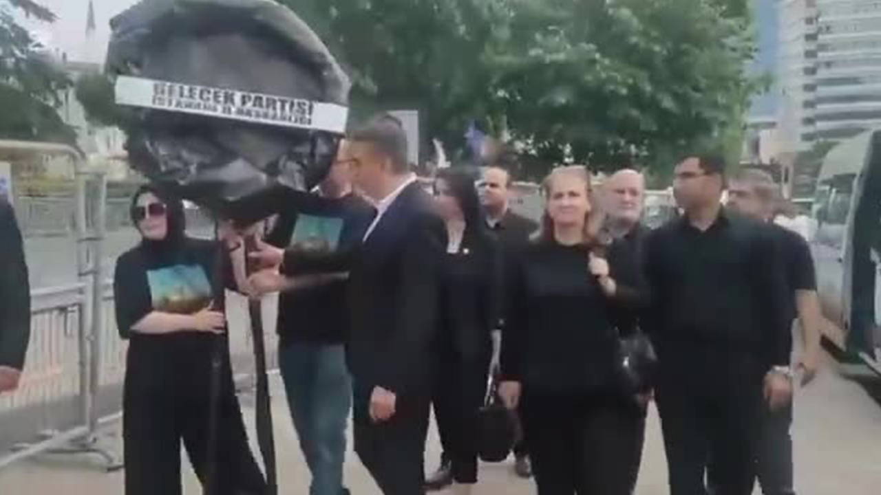 Gelecek Partisi'nden İsrail Başkonsolosluğu önüne 'siyah çelenk' 