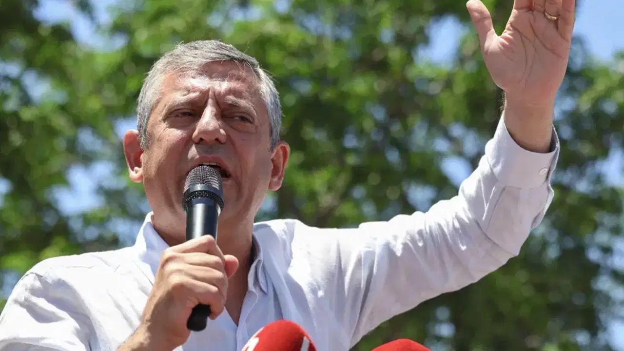 Özgür Özel'den Gaziantep'te sert mesaj: '30 yıl muhalefet lideri olacağıma 3 gün bile o koltukta oturmam'