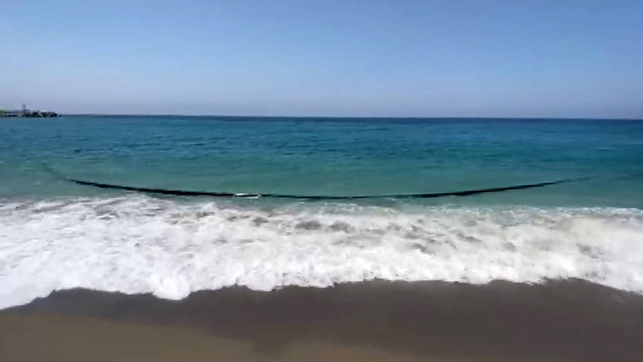 Antalya'da Selinus Sahili'nde 500 metre uzunluğunda plastik boru kıyıya vurdu 