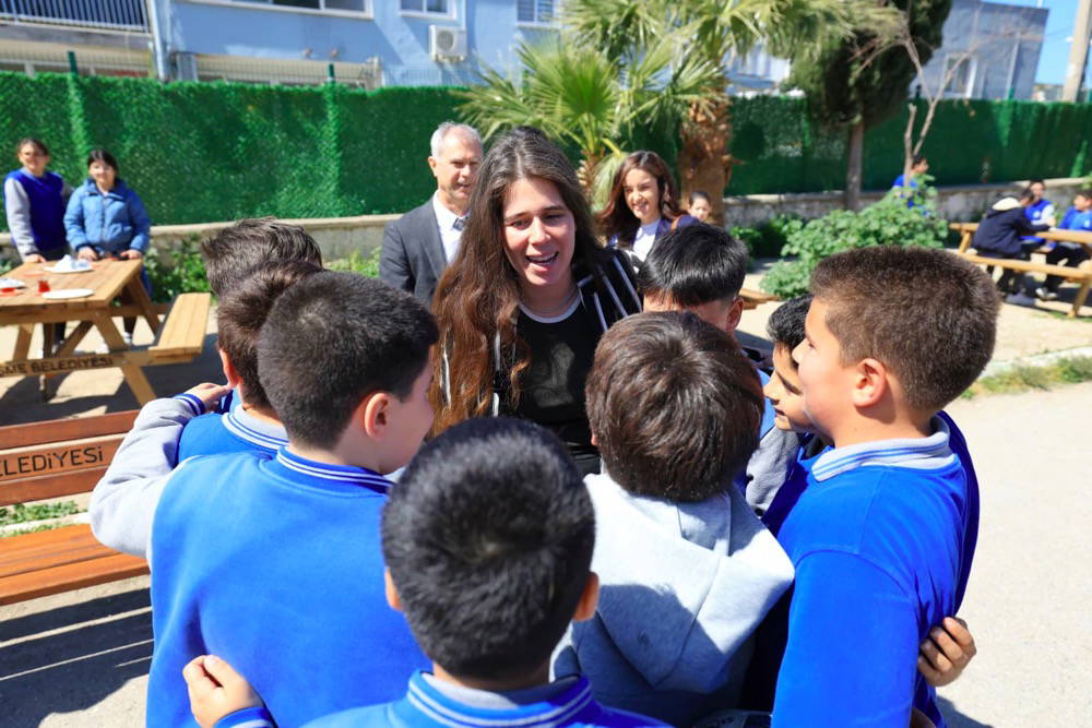 Çeşme Belediyesinden okullara sosyal alan desteği