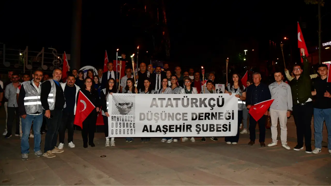 Cumhuriyet meşalesi Alaşehir sokaklarını aydınlattı