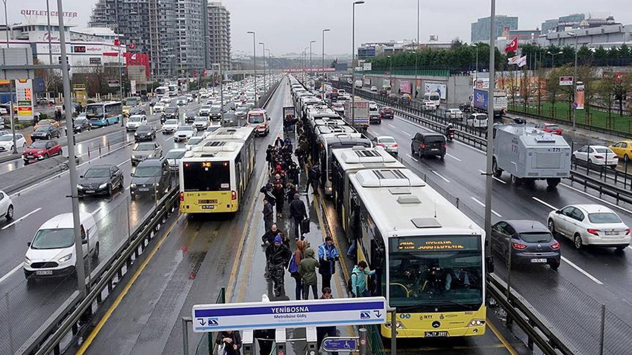 Son dakika... İstanbul'da metrobüs hattında yoğunluk: Aksaklık giderildi