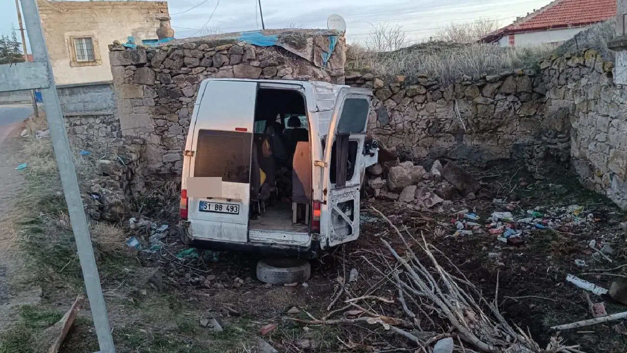 Aksaray'da feci kaza... İşçi servisi bahçe duvarına çarptı: İkisi ağır 14 kişi yaralandı!