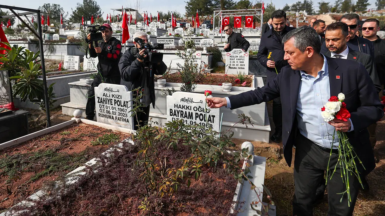Özgür Özel, 6 Şubat'ın üçüncü yılında Osmaniye'de deprem şehitliğini ziyaret etti