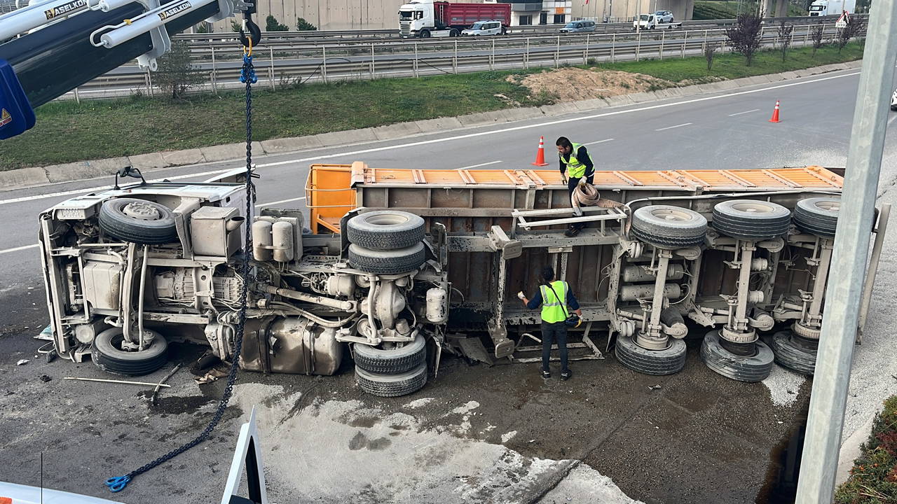 TEM Otoyolu'nda mıcır yüklü kamyon devrildi: Şoför yaralandı