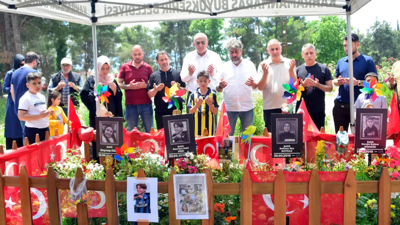 Okuldaki saldırıda ölen öğrencilerin aileleri mezarlıkta bir araya geldi