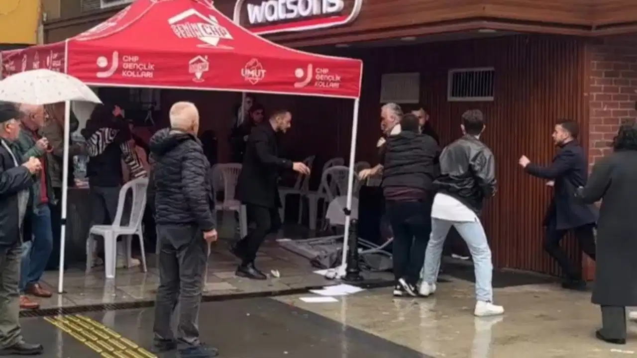 Trabzon'da CHP standına saldırı davası: Sanığın tutukluluğunun devamı kararlaştırılan dava 22 Temmuz'a ertelendi