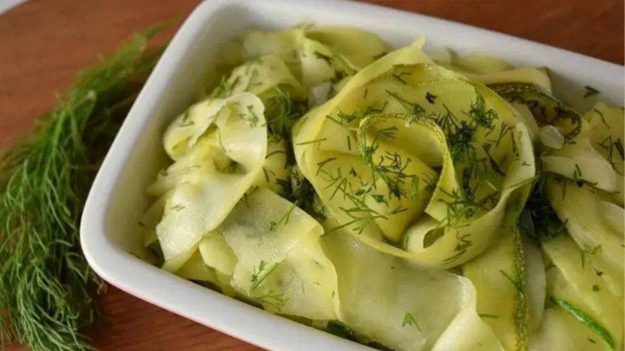 Yaz sofraların vazgeçilmez lezzet: MasterChef zeytinyağlı kabak sıyırma tarifi