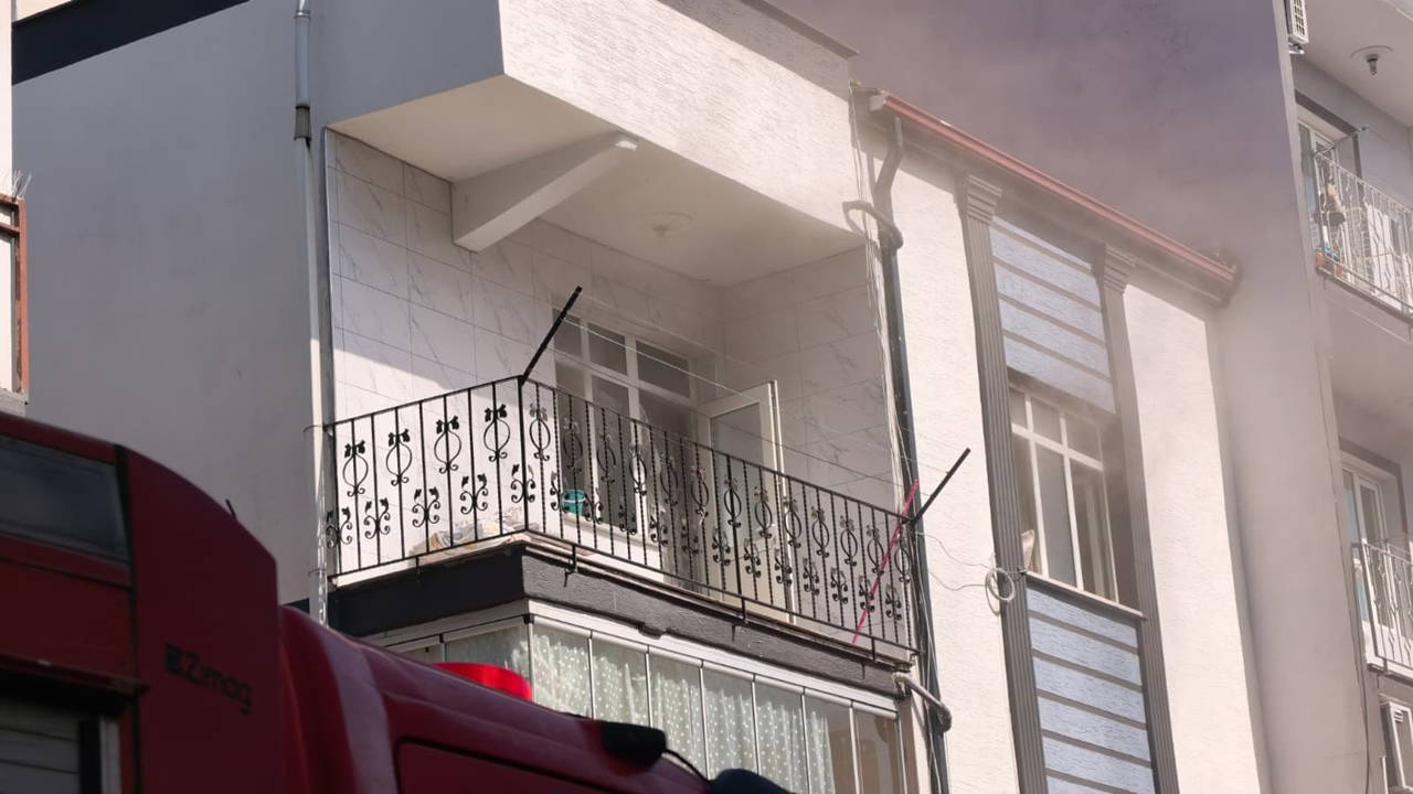 Bursa'da 3 katlı apartmanda yangın paniği