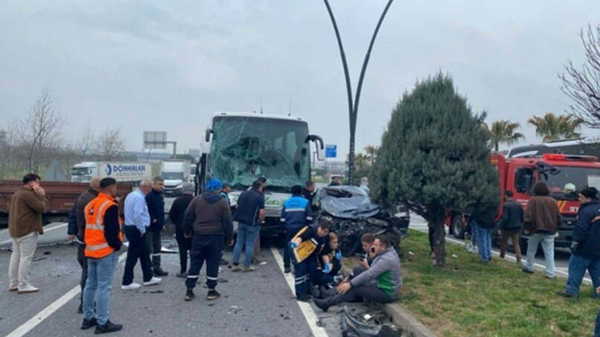 Manisa'da 3 araçlı zincirleme kaza: Yaralılar var!
