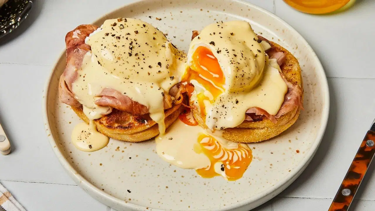 Kahvaltı sofranızın yeni yıldızı olacak: Eggs Benedict tarifi