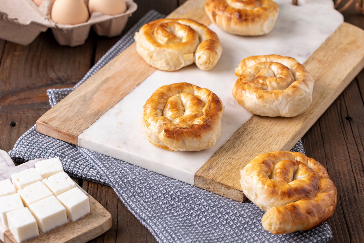 Sofralara şıklık katan enfes lezzet: MasterChef peynirli gül böreği tarifi