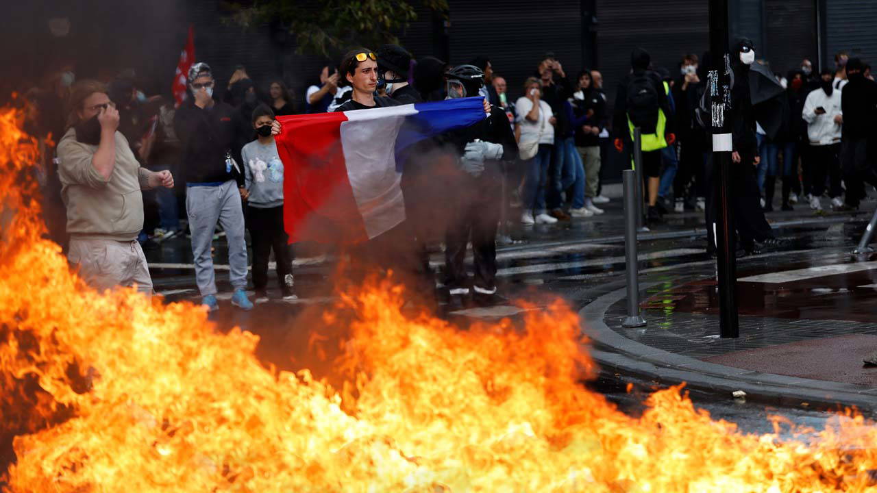 Fransa'da hayat durdu, yüz binler grevde!