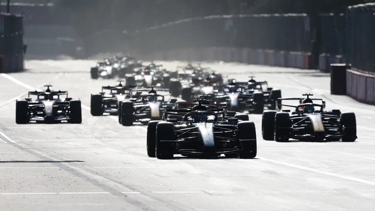 Bu sezonki üçüncü zaferini elde etti: Formula 1 Azerbaycan Grand Prix'sinde kazanan George Russell