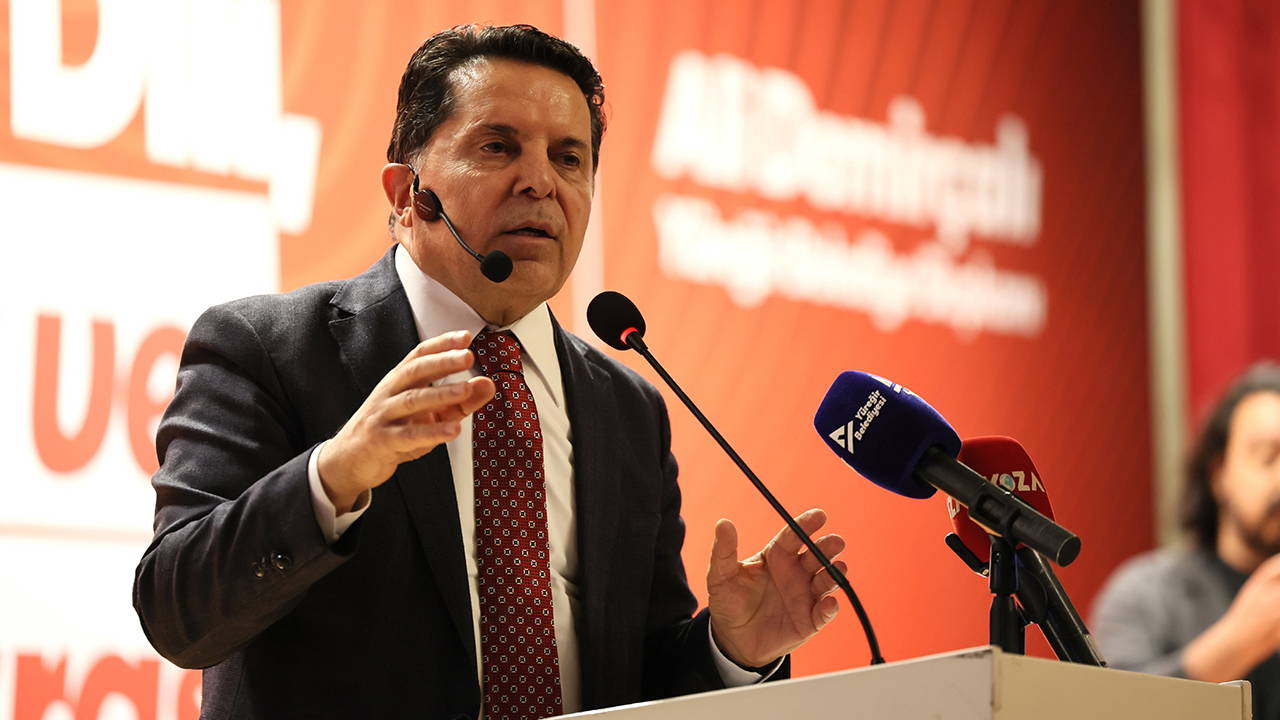 Ahmet Özer'den dikkat çeken 'süreç' değerlendirmesi: 'Türkiye tarihsel bir yol ayrımında'