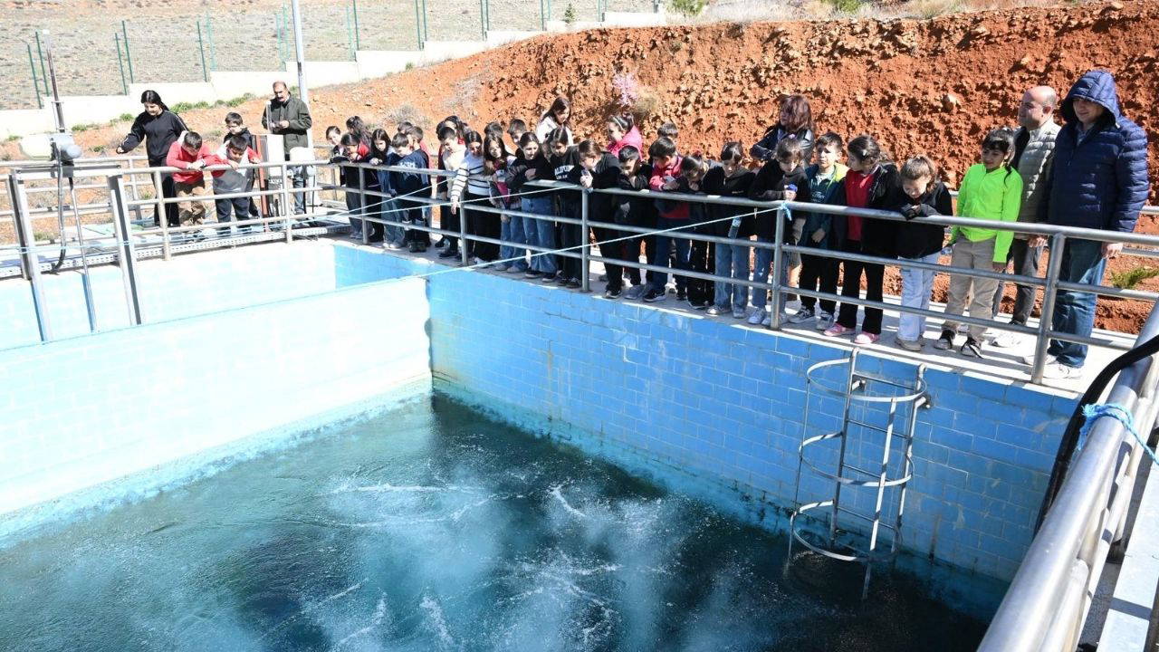 Kırşehir Belediyesi, su arıtma tesislerini öğrencilere tanıtıyor