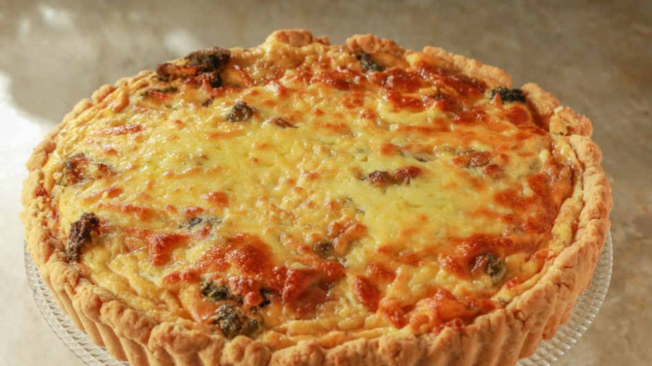 Pratik ve doyurucu fırın lezzeti: Sebzeli kiş tarifi