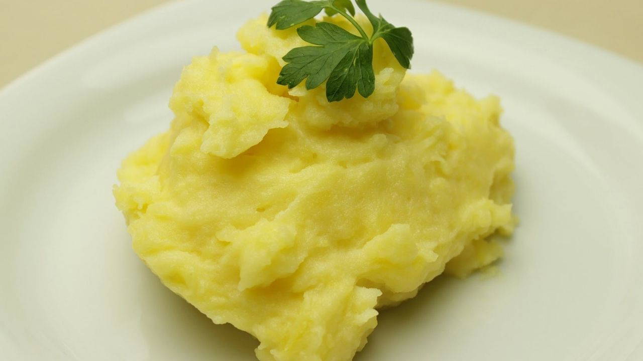 İpeksi dokusuyla sofranızın yıldızı: Patates püresi tarifi