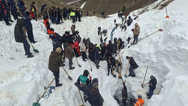 Kayıp çobanın cesedi 7 metre karın altında bulundu