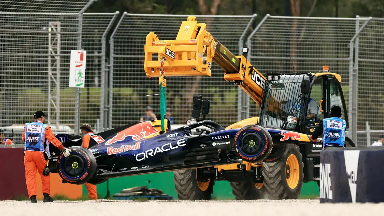 Max Verstappen, Formula 1'de yeni sezona kazayla başladı!