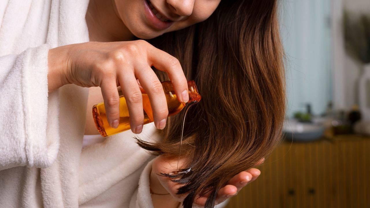 Popüler bakım trendi kabusa dönüşmesin: Saçta gece boyu yağ bekletmek dökülmeyi hızlandırıyor...