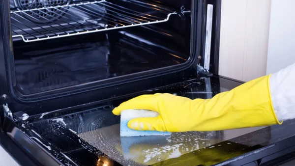 Yıllardır yanlış temizliyormuşuz! Fırın camını 5 dakikada tertemiz yapan yöntem