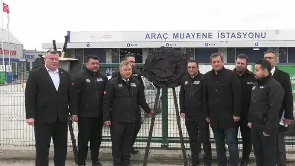 Hayatını kaybeden polis memuru için TÜVTÜRK önüne siyah çelenk bırakıldı: 'TÜVTÜRK acilen kamulaştırılmalı'