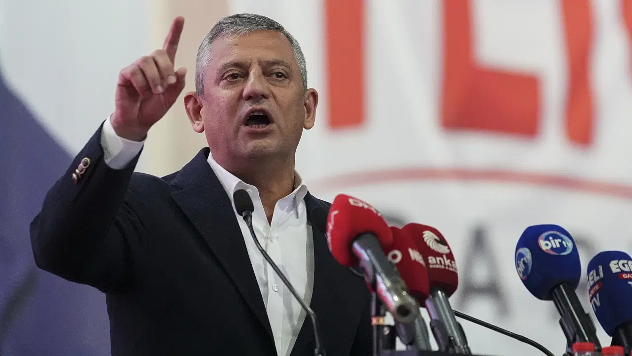 'İsimleri tek tek belli' sözleriyle seslendi... Özgür Özel'den, Erdoğan'a 'Fatma Betül Sayan Kaya' sorusu: 'Hesaplarına el koyacak mısın?'