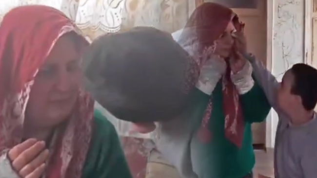 Anne ve özel gereksinimli çocuğu şiddet gördü