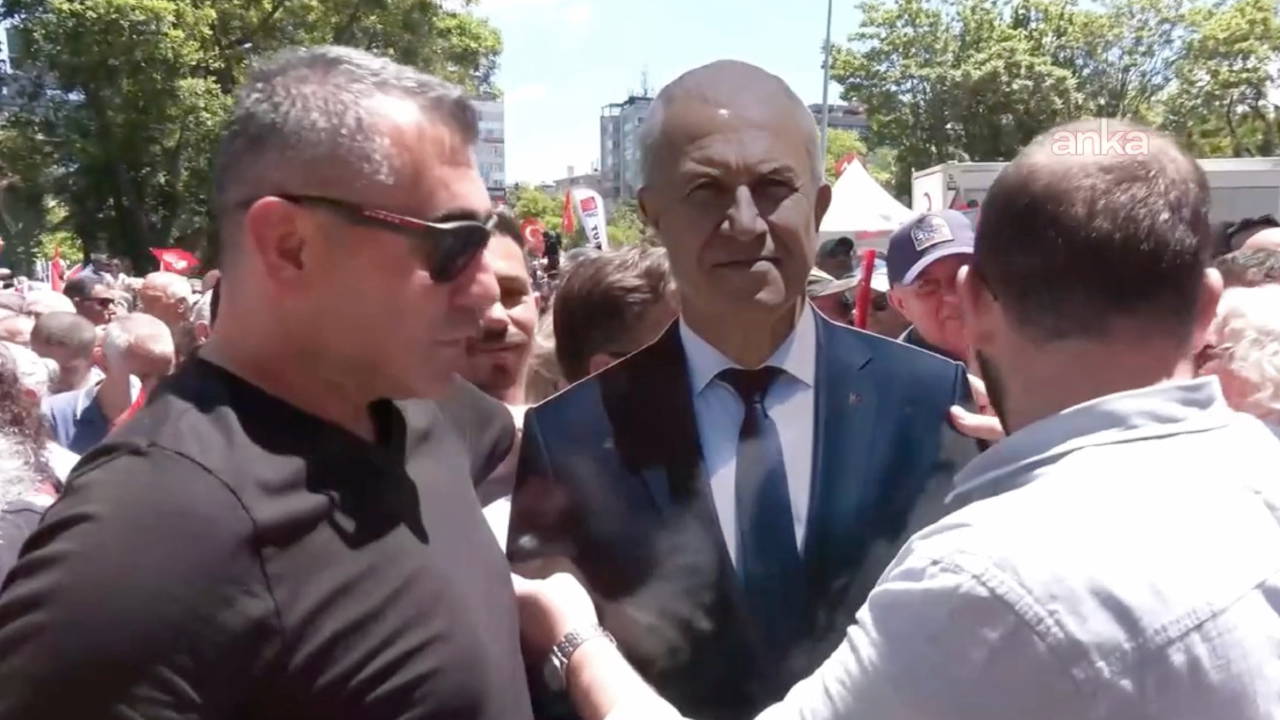 CHP Ankara İl Başkanlığı'nda bayramlaşma... Ayağı kırık olduğu için gelemeyen Alanya Belediye Başkanı Özçelik'in maketi getirildi