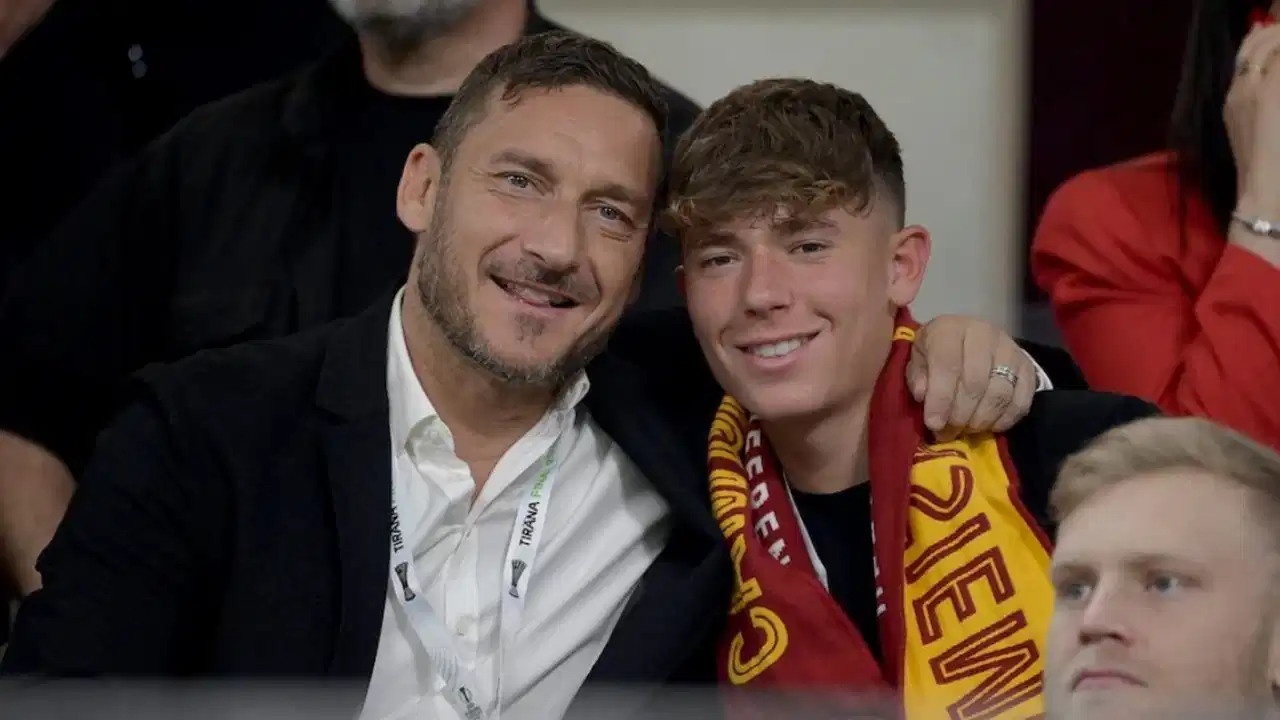 Roma efsanesi Francesco Totti'nin oğlu 19 yaşında emekli oldu!