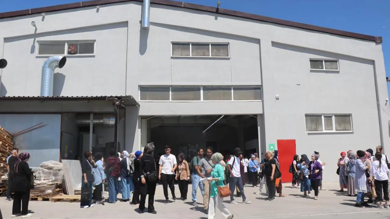 Sakarya'da depremden sonra fabrika tavanı çöktü: Göçük altında kalan 3 işçi yaralandı