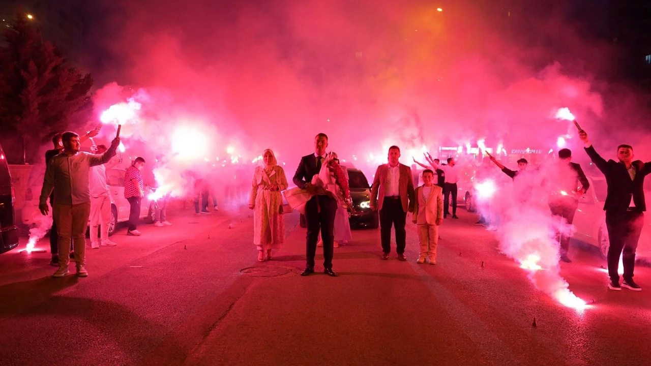 Görüntüler sosyal medyada gündem oldu: 'Kız isteme' merasimine polis müdahalesi