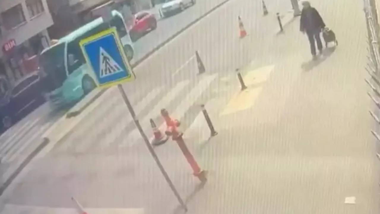 Minibüs yaya geçidinde çarptı! Yaya hayatını kaybetti