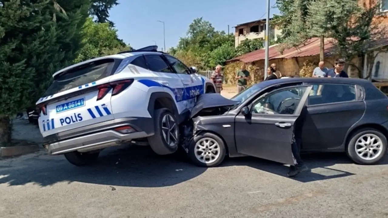 Polis aracıyla otomobil çarpıştı: 2 yaralı