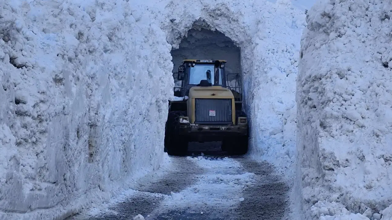 Van'da olumsuz hava koşulları nedeniyle 67 yerleşim yerinin yolu kapandı