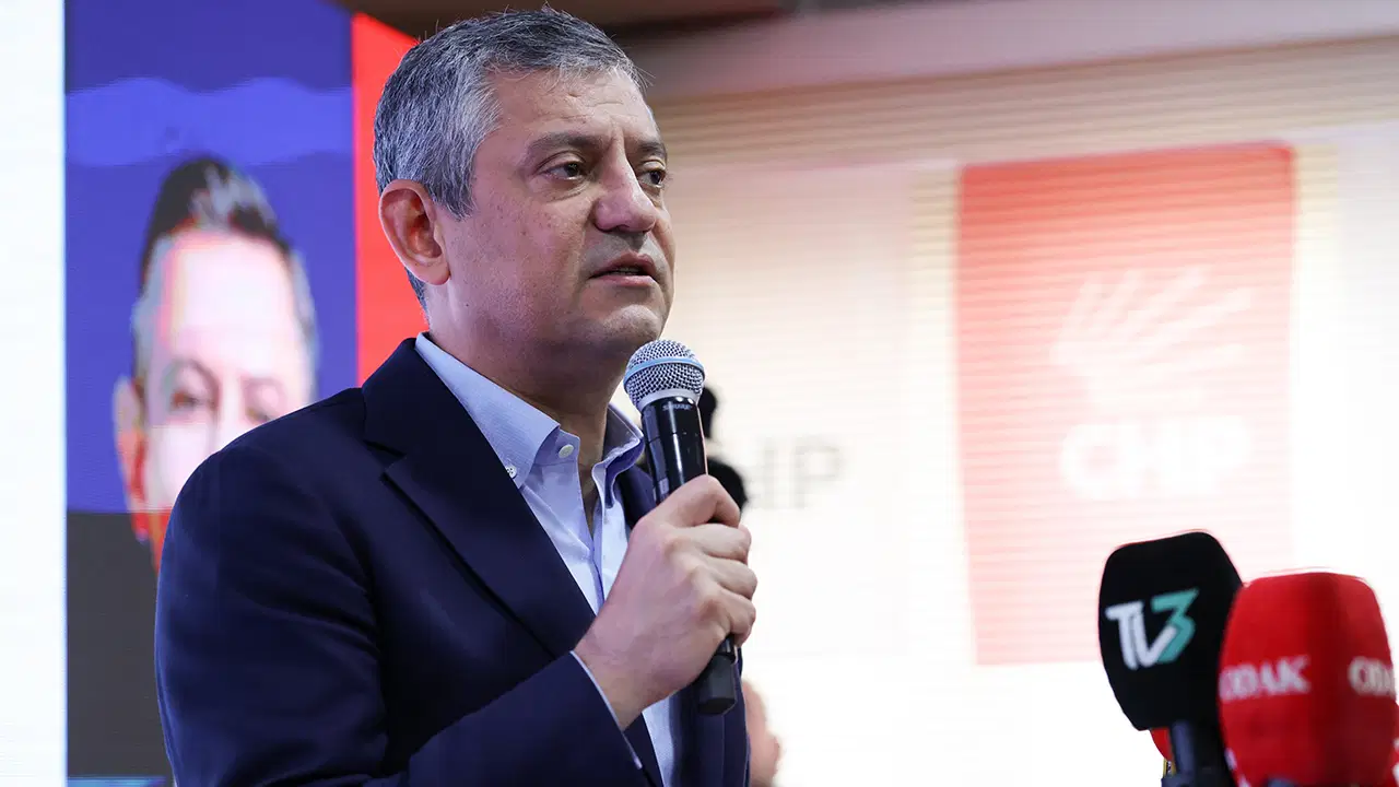 Özgür Özel'den İran'daki ateşkes sonrası ilk yorum: 'Savaşın bedelini Türkiye'deki yoksullar ödemeye başladı'