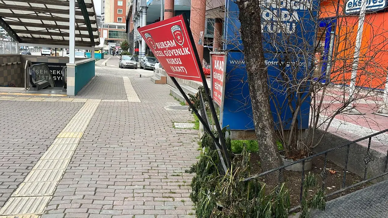 Bursa'da lodos etkisi: Reklam tabelaları devrildi