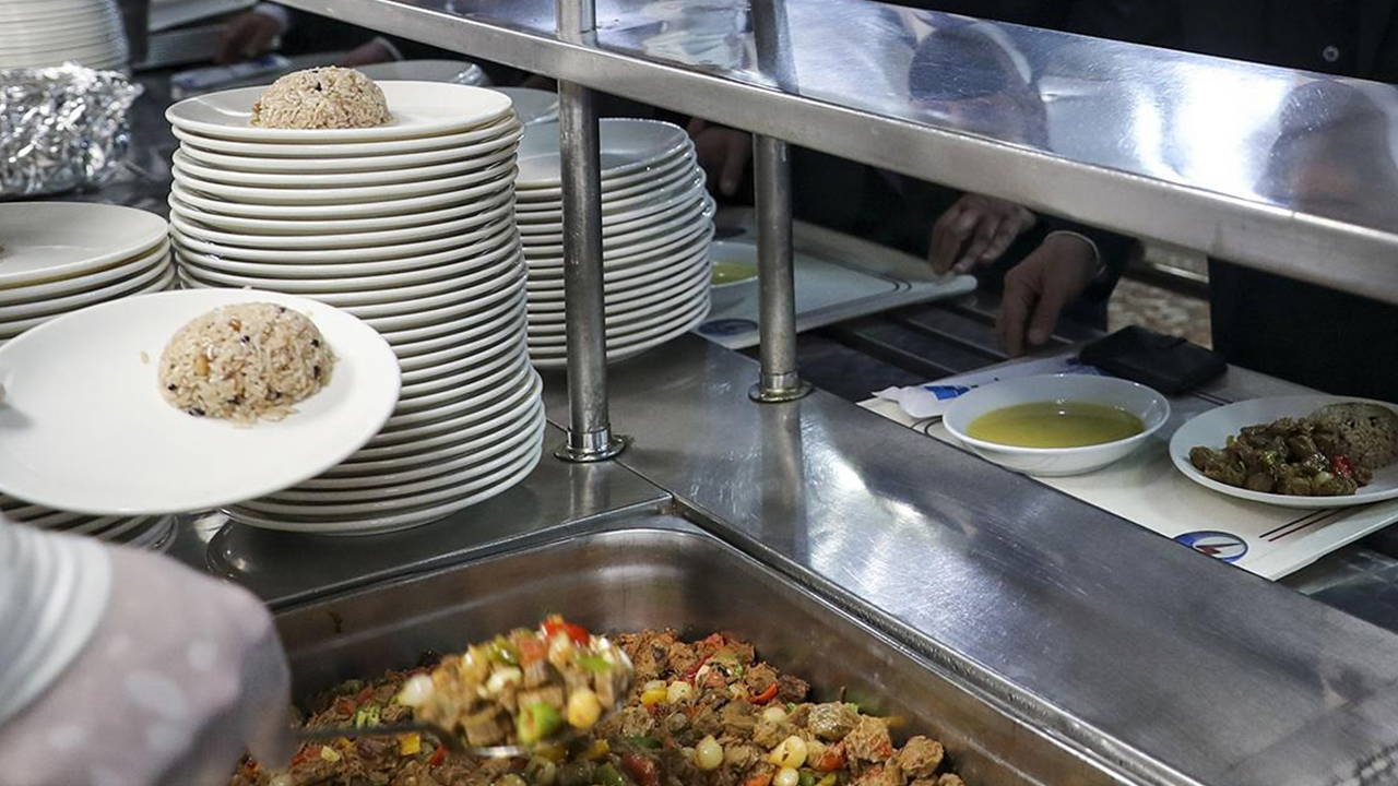 Zehirlenme vakaları devam ediyor... Tavuk yiyen 20 öğrenci hastaneye kaldırıldı!