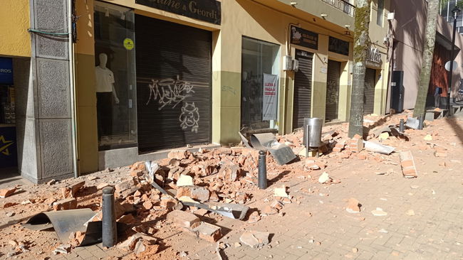 Yaralılar var, binalar hasar gördü...