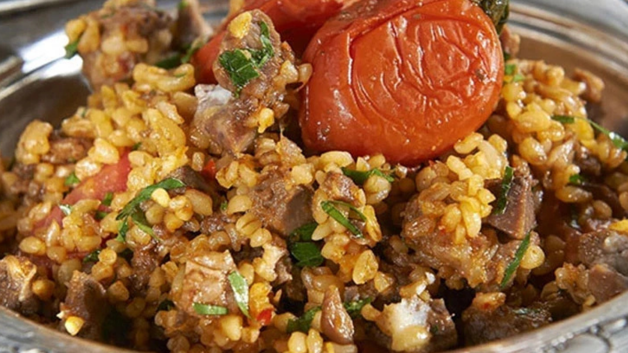 Akşam yemekleri için pratik ve lezzetli: Kavurmalı bulgur pilavı tarifi