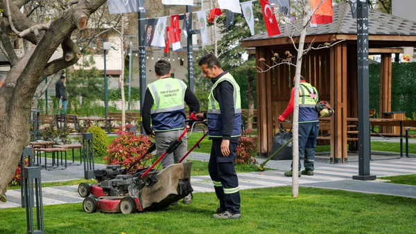 Etimesgut Belediyesi Park ve Bahçeler Müdürlüğü yaz hazırlıklarını sürdürüyor