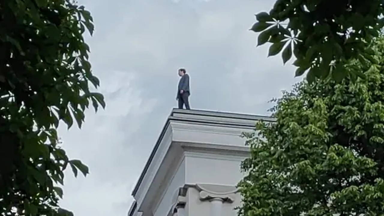 Milletvekili, meclisin çatısına çıktı! "Bir adım daha atarsan atlarım" - Resim : 1
