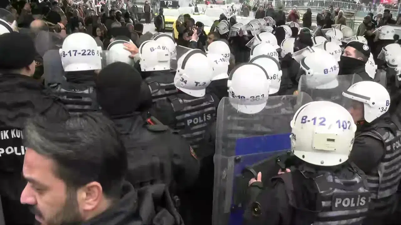 DEM Parti yürüyüşüne polisten müdahale: Gözaltına alınanlar ve yaralananlar oldu