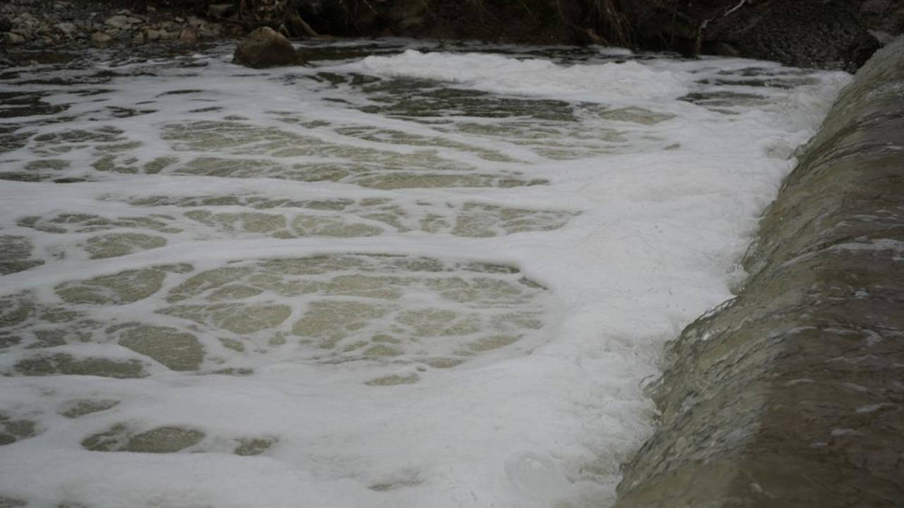 Mahalleli tedirgin: Köpüren dereden ağır kokular yükseliyor