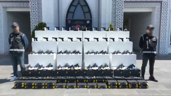 Kocaeli'nde durdurulan minibüste 60 tabanca ile mühimmat ele geçirildi