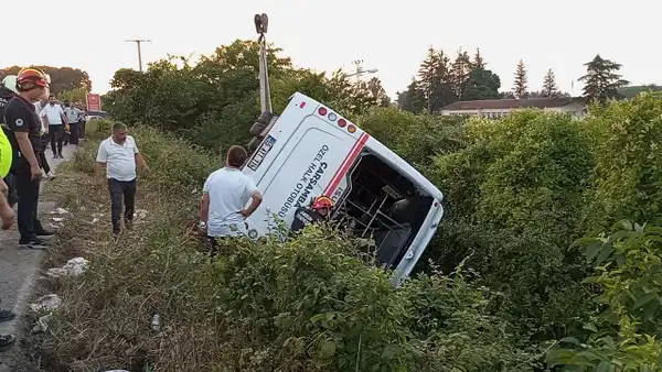 Sürücü direksiyon hakimiyetini kaybetti, otobüs şarampole devrildi: 21 yaralı!