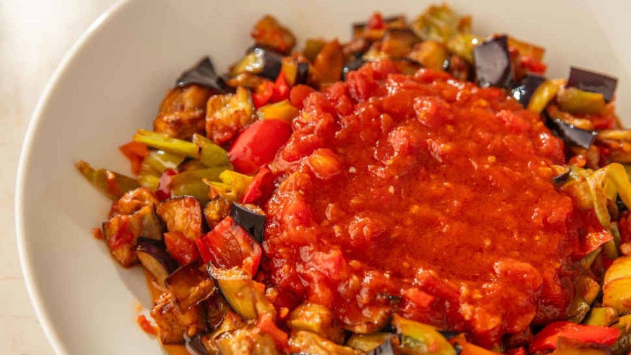 Akdeniz mutfağının renkli mezesi: Şakşuka tarifi