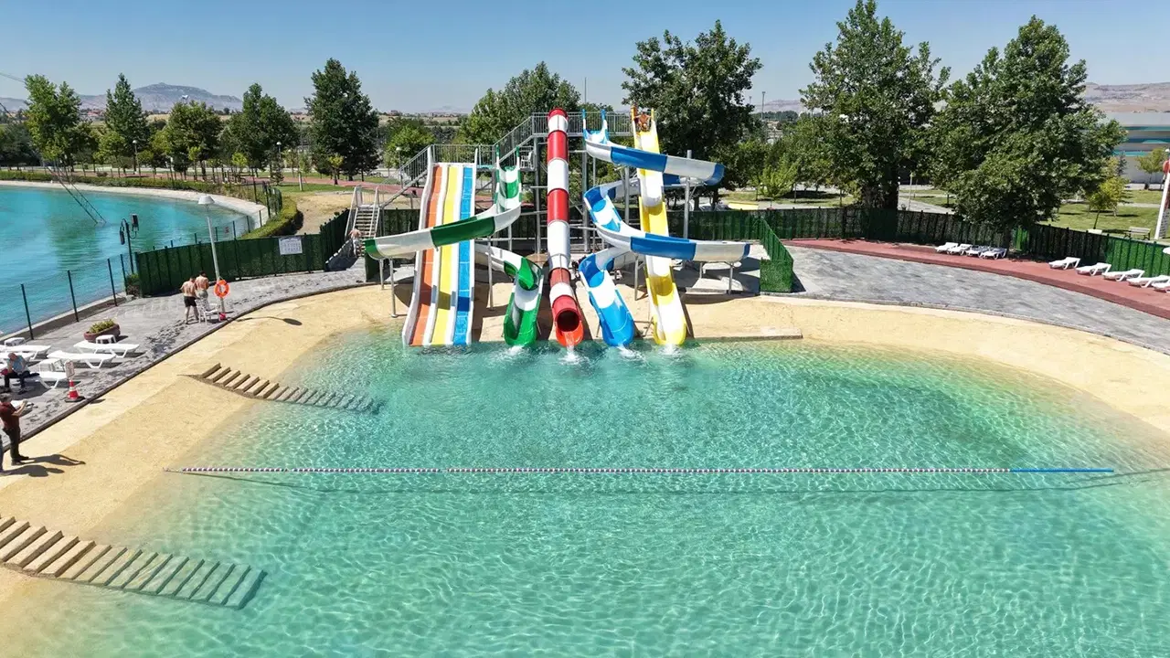 Reklamında kadın sunucu kullanıldı: AKP'li Kayseri Belediyesi'nden 'erkeklere özel' su parkı!