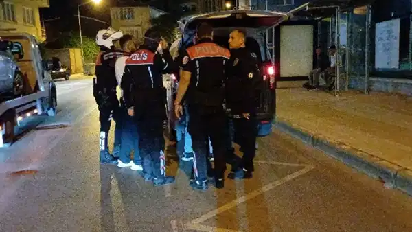 Ehliyetsiz sürücünün yakalandı: 680 uyuşturucu hap ve metamfetamin ele geçirildi
